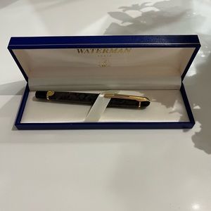 Like new waterman fountain pen. Fill ink by unscrewing.